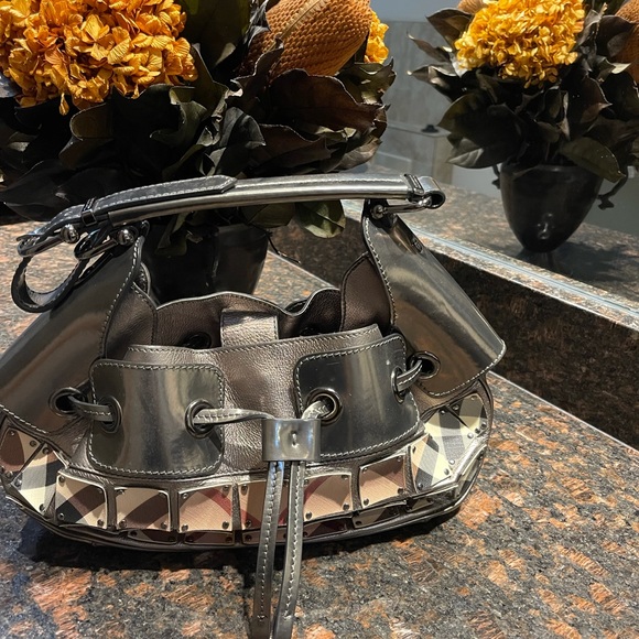 Burberry beautiful bag with copper handle - Picture 2 of 2